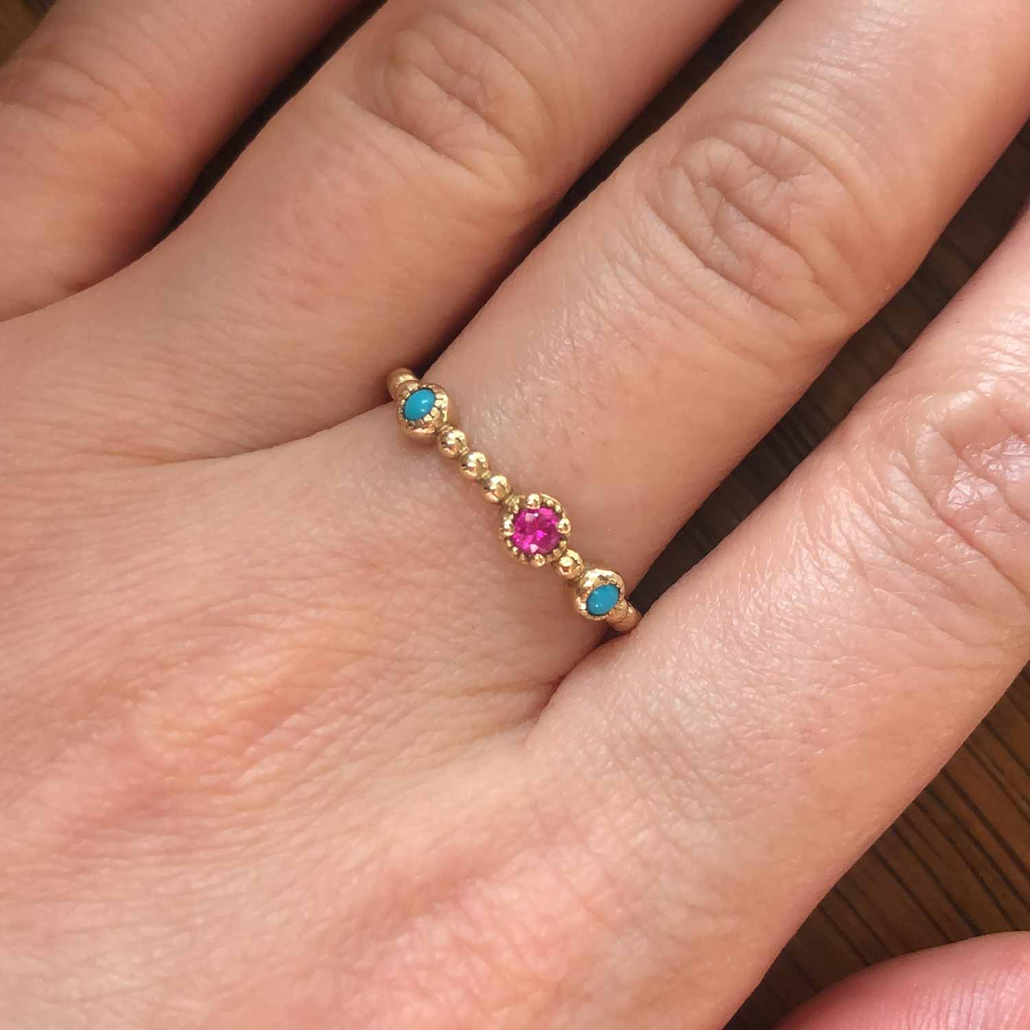 Bague fine : Or jaune avec saphir rose et turquoises, modèle Melissa 1 - Maison Ypaga